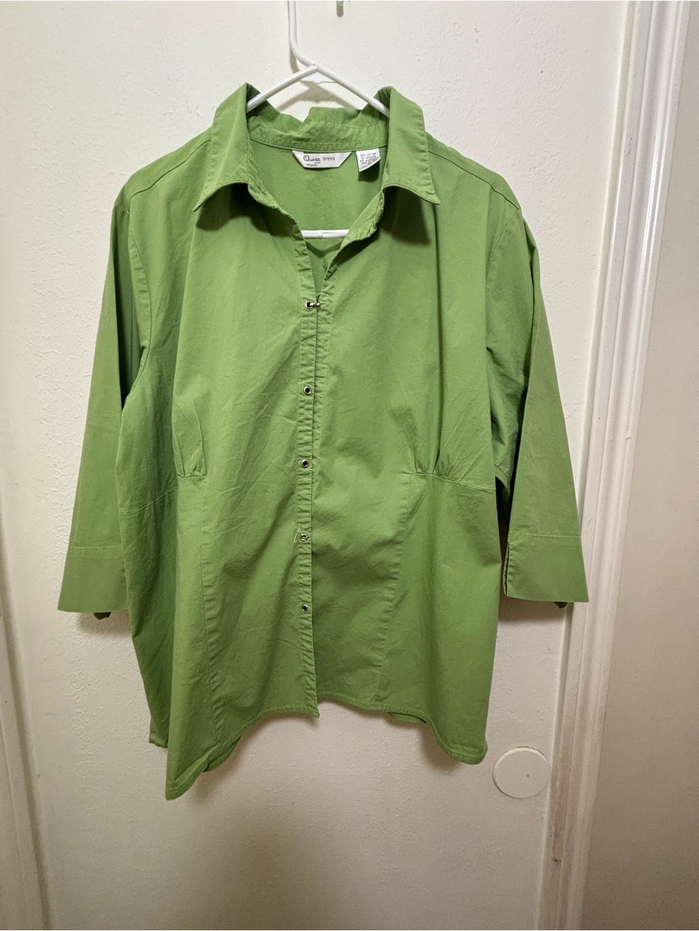 Vintage Quizz 20 3/4-Sleeve Lime Blouse with a Collar & Hook-and-Eye Closure